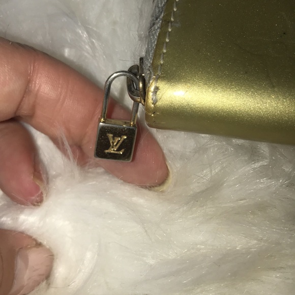 AUTHENTIC LOUIS VUITTON VERNIS GOLD ZIPPER WALLET - Picture 3 of 16